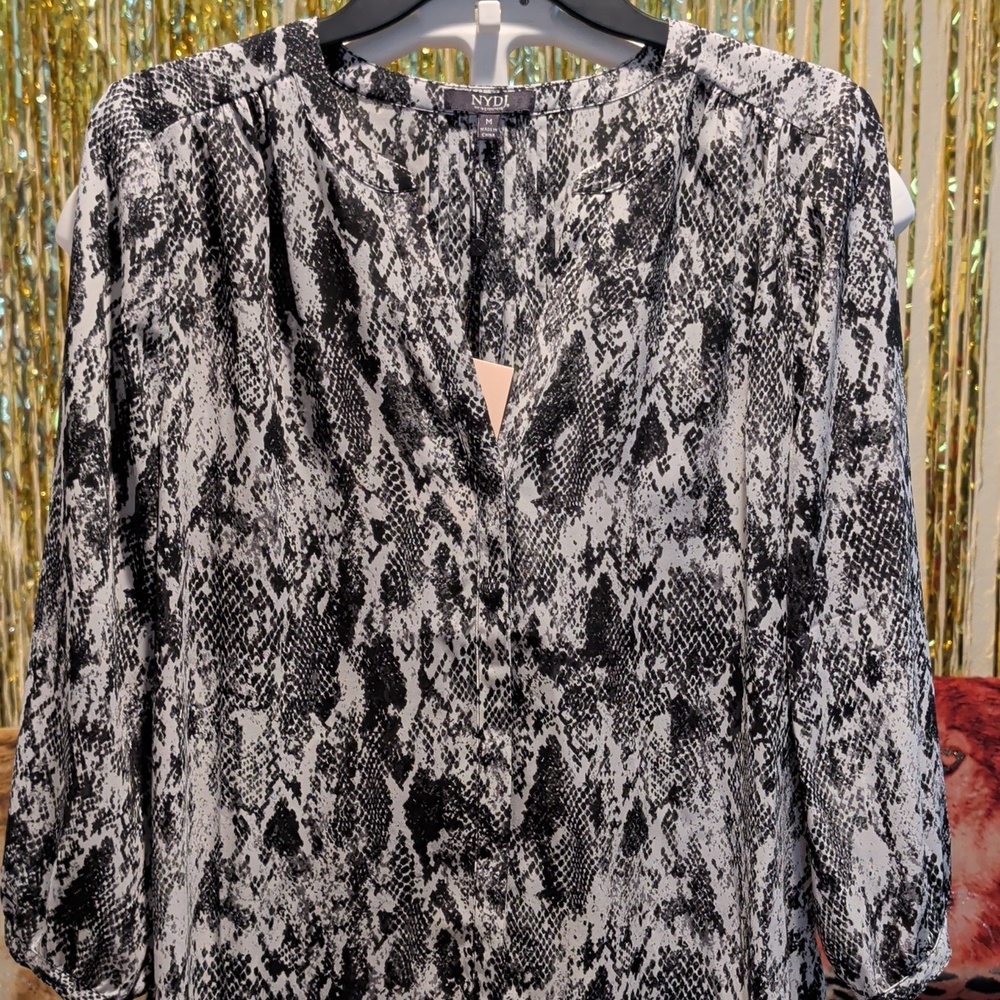 🔥NYDJ Alejandra Pintuck Blouse – “Fit Is Everything”, Size M - Picture 2 of 10